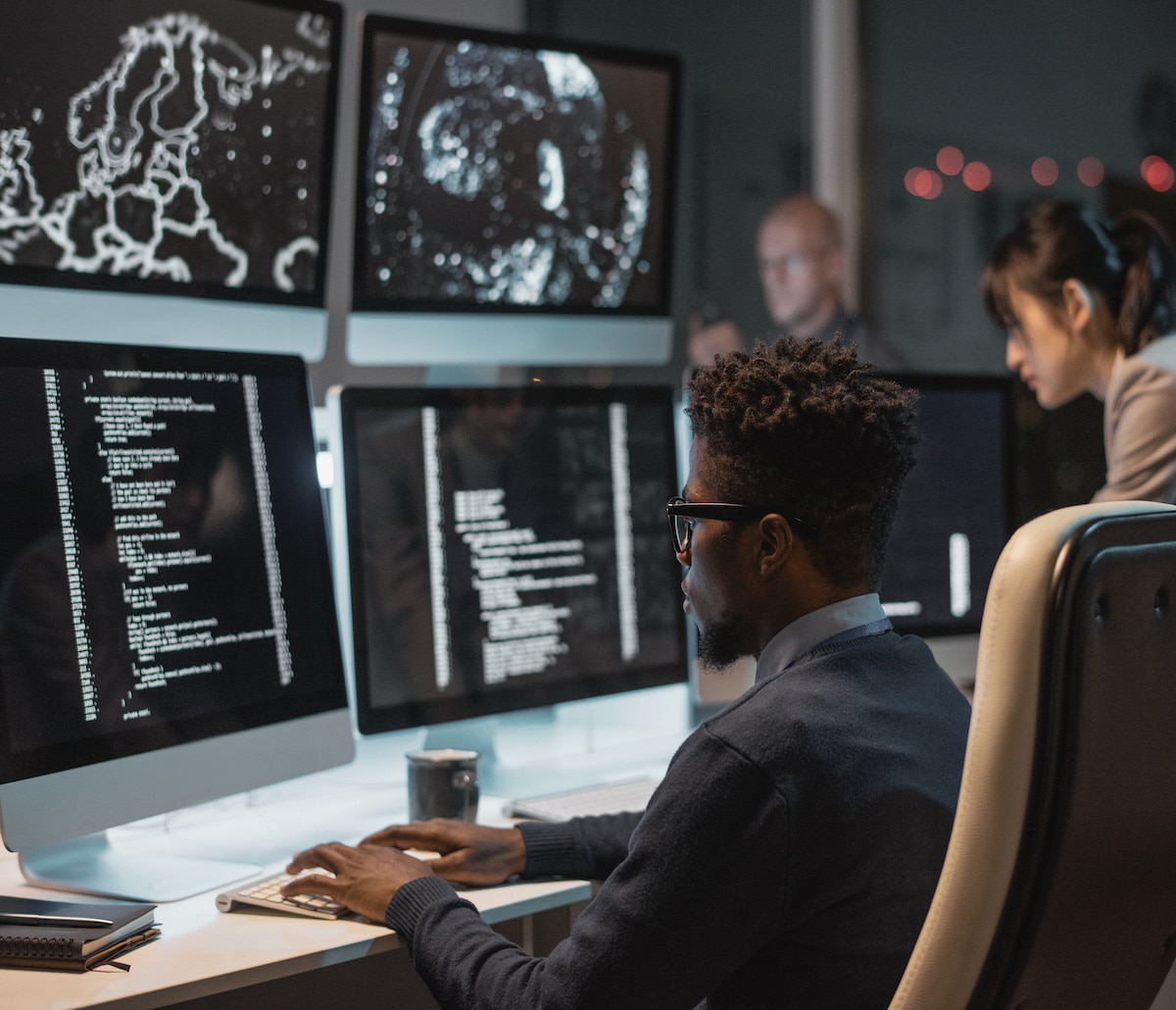 Una organización multinacional mejora sus defensas poniendo a prueba su programa de ciberseguridad.