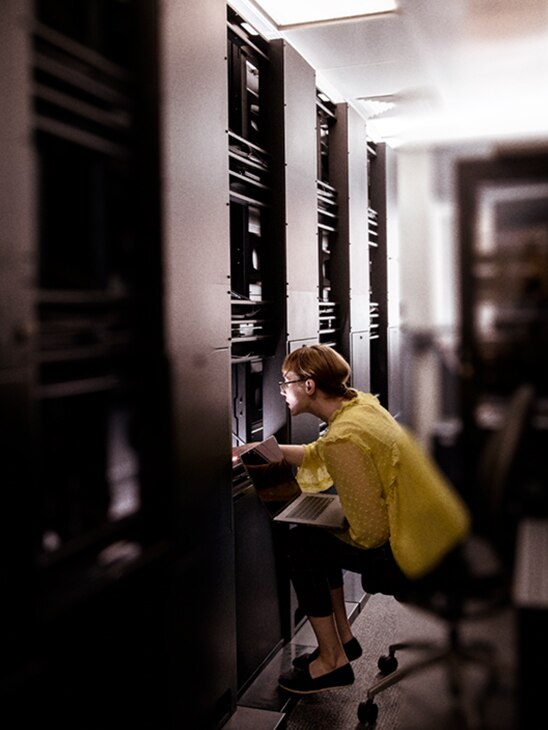 Hombre mirando el teléfono