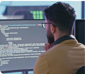 hombre programando