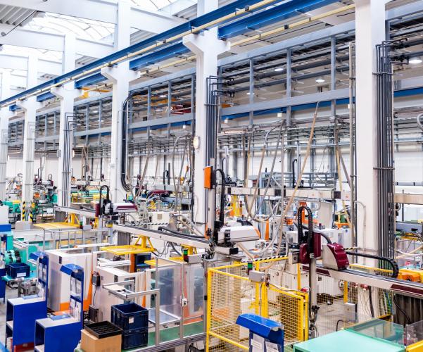 Una fábrica grande con muchas máquinas